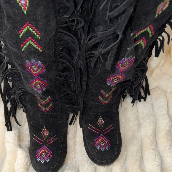 Unbranded 7.5 Black Fringe Embroidered Boho moccasin Boots w/Rubber Grip Soles - Picture 7 of 8